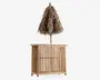 Fritstående bardisk fremstillet af naturlig bambus med lodrette lameller på front og sider. Baren har en matchende bambusbordplade og er udstyret med en stor, dekorativ parasol lavet af tørret græs eller palmeblade, hvilket giver et tropisk, tiki-inspireret udseende. Det samlede design har et rustikt, håndlavet præg, der egner sig til udendørs eller strandtema-miljøer.