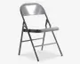 En sammenklappelig stol i metal med en blank, sølvgrå overflade. Stolen har et buet ryglæn og et fladt sæde, begge lavet af metal. Benene er rørformede og forstærket med tværstænger for ekstra stabilitet. Stolen er let og designet til nem sammenklapning og opbevaring.