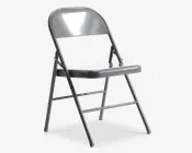 En sammenklappelig stol i metal med en blank, sølvgrå overflade. Stolen har et buet ryglæn og et fladt sæde, begge lavet af metal. Benene er rørformede og forstærket med tværstænger for ekstra stabilitet. Stolen er let og designet til nem sammenklapning og opbevaring.