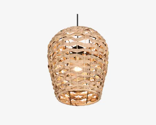Hængelampe med en håndflettet lampeskærm i natur-rattan, formet som en rund, let aflang kurv. Det åbne fletmønster lader lyset skinne igennem og skaber en varm og hyggelig stemning. Lampen hænger i en sort ledning, og pæren er synlig gennem fletværket, hvilket giver et rustikt og organisk udtryk til rummet.