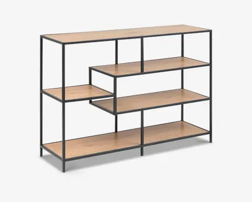 Åben reol med sort metalstel og fire niveauer af lyse træhylder. Hylderne er arrangeret i et forskudt, asymmetrisk design, hvilket giver opbevaringsplads i forskellige højder og bredder. Det samlede udtryk er moderne og minimalistisk, velegnet til at vise bøger, dekoration eller opbevaringskurve.