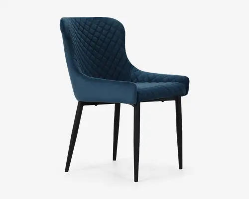 Stol med dyb blå, velour-lignende polstring og diamant-quiltet mønster på ryglæn og sæde. Stolen har en let buet ryg og integrerede armlæn for ekstra komfort. Den står på fire slanke, sorte metalben, hvilket giver et moderne og elegant udtryk, velegnet til spisebord eller som accentstol.