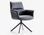 Moderne stol med elegant, mat sort finish og blød, polstret betræk. Har høj ryglæn, let buede armlæn og bred, polstret sæde for komfort. Stolen står på en robust metalbase med fire ben og drejefunktion, hvilket giver både stabilitet og fleksibilitet.