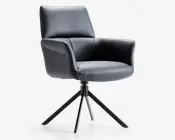 Moderne stol med elegant, mat sort finish og blød, polstret betræk. Har høj ryglæn, let buede armlæn og bred, polstret sæde for komfort. Stolen står på en robust metalbase med fire ben og drejefunktion, hvilket giver både stabilitet og fleksibilitet.