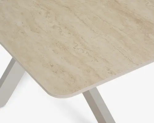 Spisebord i beige sintret sten