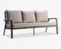 Moderne tresæders sofa med en robust, mat sort metalramme og armlæn. Sofaen har tykke, lyse beige hynder på både sæde og ryg, hvilket giver en komfortabel og støttende siddeoplevelse. Designet er minimalistisk og moderne, velegnet til både indendørs og udendørs brug.