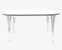 Rektangulært bord med blank hvid bordplade og afrundede kanter, understøttet af fire krombelagte, koniske ben, der spreder sig ud i bunden for et moderne udtryk. Bordpladen har en tynd sort kant langs kanten, hvilket giver et diskret kontrast til designet.