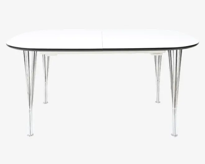 Rektangulært bord med blank hvid bordplade og afrundede kanter, understøttet af fire krombelagte, koniske ben, der spreder sig ud i bunden for et moderne udtryk. Bordpladen har en tynd sort kant langs kanten, hvilket giver et diskret kontrast til designet.