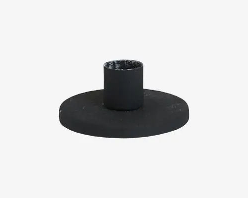 Mat sort lysestage i metal med en bred, flad, rund bund og en kort, cylindrisk midte til at holde et stearinlys sikkert. Overfladen er glat, og designet er minimalistisk, hvilket gør den velegnet til både moderne og klassisk indretning.