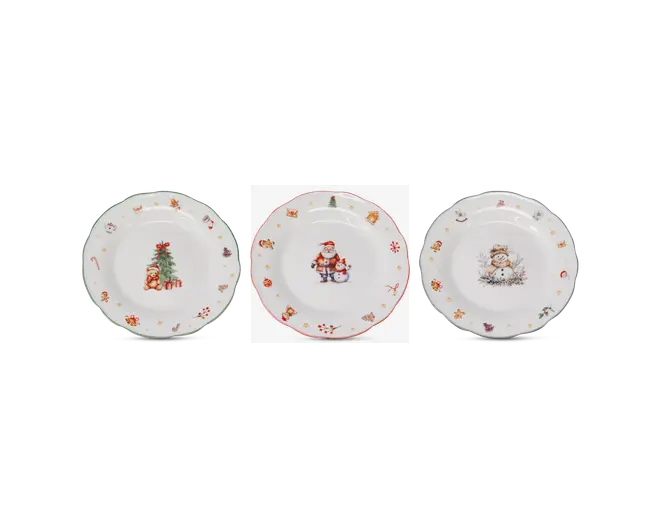 Sæt med tre runde keramiktallerkener, hver med et forskelligt festligt motiv i midten: et juletræ med gaver, julemanden med en snemand og en snemand med vintergrene. Kanterne er dekoreret med små julemotiver som stjerner, honningkagemænd og sukkerstokke, og hver tallerken har en særskilt kantfarve—grøn, rød eller guld. Tallerkenerne har en blank overflade og en let hævet kant.