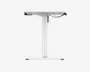 Sidevisning af et moderne, højdejusterbart skrivebordsstel i hvid finish. Stellet har en solid, rektangulær bund og en enkelt central støttekolonne. Under bordpladen ses kabelstyring og en kontrolboks, hvilket indikerer elektronisk højdejustering. Designet er minimalistisk og passer til både kontor og hjem.