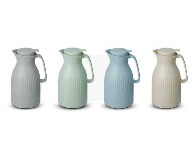 Sæt med fire termokander i pastelfarver: lysegrå, mintgrøn, lyseblå og creme. Hver kande har en mat overflade, lodrette riller og et bredt, ergonomisk håndtag for nem hældning. Lågene er designet til at lukke tæt for at holde på temperaturen, og tudene er formet til drypfri servering. Kanderne har et moderne, minimalistisk design, der passer til både hjem og kontor.