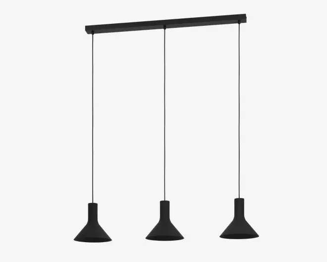 Et moderne loftarmatur med tre jævnt fordelte, kegleformede lampeskærme i sort metal, ophængt fra en rektangulær sort loftplade. Armaturet har et minimalistisk design med rene linjer og justerbare ophængssnore, så højden kan tilpasses.