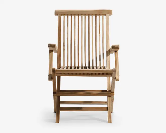 Frontbillede af en træstol med naturlig finish, der har lodrette lameller på ryglæn og sæde. Stolen har brede, flade armlæn og solide, lige ben. Træets årer er synlige, hvilket giver et rustikt og håndlavet udtryk.