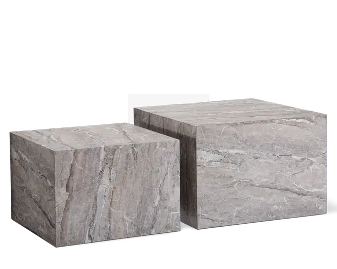 Sæt med to kubeformede borde lavet af grå marmor med naturlige årer. Bordene har en glat, poleret overflade og et minimalistisk, blokagtigt design. Det ene bord er lidt højere og større end det andet, så de kan placeres sammen eller ved siden af hinanden. Marmormønsteret varierer på hver flade, hvilket giver et unikt og elegant udtryk.