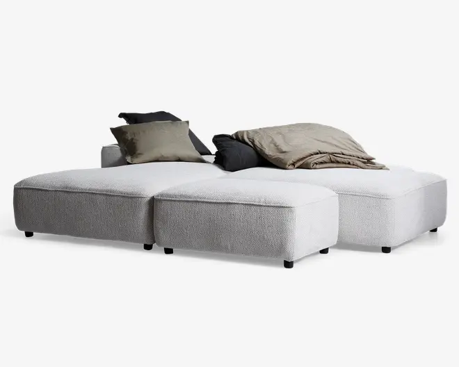 Puf i lys beige møbelstof