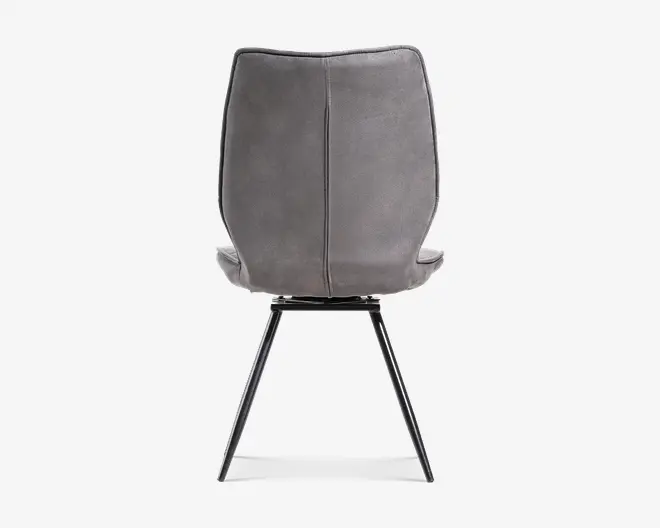 Bagside af en grå polstret stol med let buet ryglæn, midtersøm og slanke sorte skrå metalben.