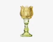 Et dekorativt glas med et unikt design, der har en gul, tulipanformet skål med kronbladslignende riller. Stetten er grøn og har en skulpturel, bulet form, som giver et kunstnerisk udtryk. Foden er bred og stabil, også i grønt glas, hvilket giver god støtte.
