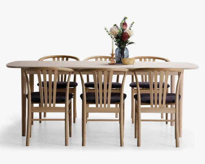 Spisebordsstol i massiv eg