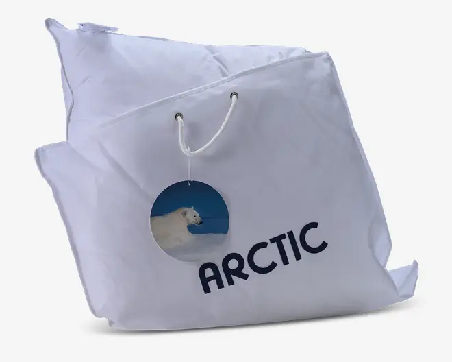 Stor, hvid opbevaringstaske med lynlås, solide rebhåndtag og metaløjer for nem transport. Tasken har tydelige, mørke bogstaver med teksten 'ARCTIC' samt et rundt mærke med et billede af en isbjørn mod en blå baggrund, hvilket antyder et koldt eller vinterligt tema. Materialet virker slidstærkt og egnet til at beskytte indholdet mod støv og fugt.