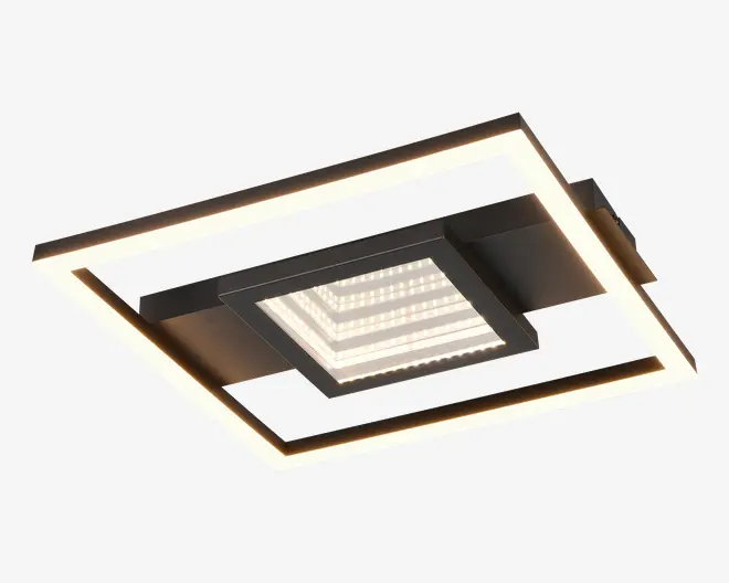 Moderne loftlampe med geometrisk design, bestående af en stor, oplyst kvadratisk ramme og et mindre, centralt kvadratisk element. Rammen udsender et blødt, jævnt lys, mens det indre kvadrat har et reflekterende, lagdelt udseende, der giver dybde og visuel interesse. Lampen har en elegant sort finish, velegnet til moderne indretning.
