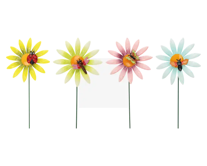 Sæt med fire dekorative blomsterpinde, hver med en blomst i forskellige pastelfarver og en metalinsekt fastgjort i midten. Blomsterne er gule, lysegrønne, lyserøde og lyseblå, og insekterne inkluderer en mariehøne, en guldsmed, en sommerfugl og en bi. Hver blomst har en lang grøn stilk, der gør dem nemme at placere i jord eller potter.