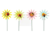 Sæt med fire dekorative blomsterpinde, hver med en blomst i forskellige pastelfarver og en metalinsekt fastgjort i midten. Blomsterne er gule, lysegrønne, lyserøde og lyseblå, og insekterne inkluderer en mariehøne, en guldsmed, en sommerfugl og en bi. Hver blomst har en lang grøn stilk, der gør dem nemme at placere i jord eller potter.
