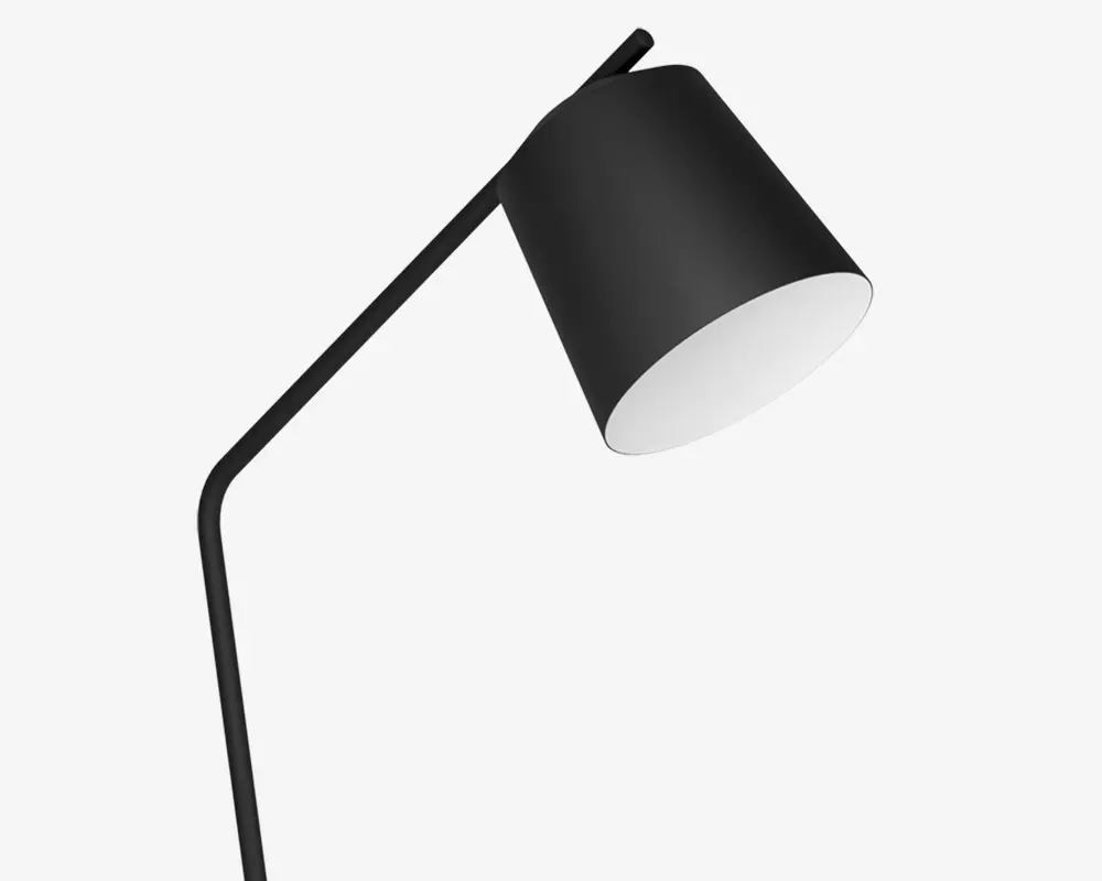 En moderne lampe med en mat sort, konisk lampeskærm og en matchende sort, vinklet arm. Indersiden af lampeskærmen er hvid, hvilket hjælper med at reflektere lyset. Designet er minimalistisk og stilrent, velegnet til moderne indretning.