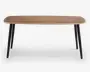 Rektangulært bord med afrundede hjørner, glat bordplade i lyst trælook og fire let skråtstillede, mat sorte metalben. Designet er minimalistisk og moderne med rene linjer og et solidt udtryk.