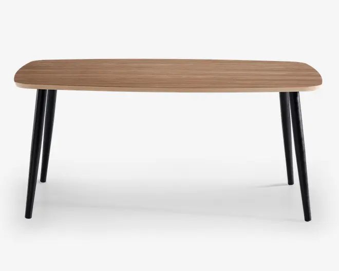 Rektangulært bord med afrundede hjørner, glat bordplade i lyst trælook og fire let skråtstillede, mat sorte metalben. Designet er minimalistisk og moderne med rene linjer og et solidt udtryk.