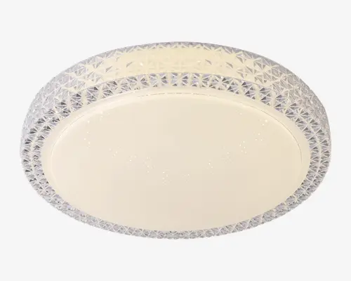 Rund loftlampe med en mat hvid midterplade og en dekorativ, facetslebet klar kant, der ligner slebet krystal. Kanten har et geometrisk mønster, som giver et elegant og funklende udtryk. Midterpladen har diskrete, små stjerneformede perforeringer, der giver en blød og diffus lyseffekt.