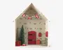 Miniature julescene i et husformet træramme. Indeholder en lille rød dør med sorte hængsler, et grønt grantræ med hvide sne-detaljer, en rød postkasse med teksten 'post', en grøn bænk, røde ski monteret på væggen, en rød kiste og en lille indpakket gave. Baggrunden er dekoreret med en guirlande af dannebrogsflag og grangrene.