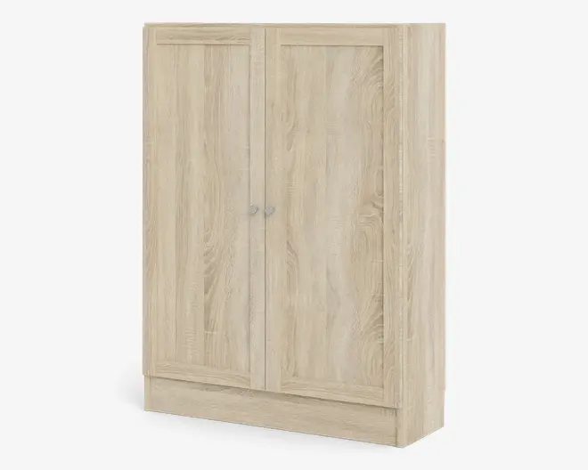 Et fritstående opbevaringsmøbel med to låger, udført i lyst egetræsmønster. Lågerne har enkle rektangulære paneler og er udstyret med små, runde metalgreb. Møblet har en flad sokkel og et rent, moderne design, der passer til forskellige indretninger.