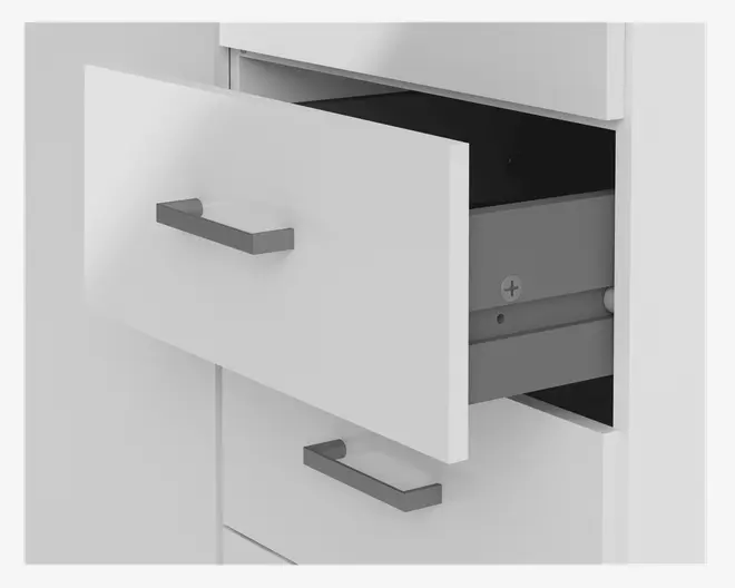 Nærbillede af et hvidt skab med en delvist åben skuffe. Skuffen har et moderne, rektangulært metalhåndtag med mat finish. Skuffens sider er forstærket med metalskinner for jævn udtrækning og øget holdbarhed. Skabet har et rent, minimalistisk design med skarpe kanter og en glat overflade.