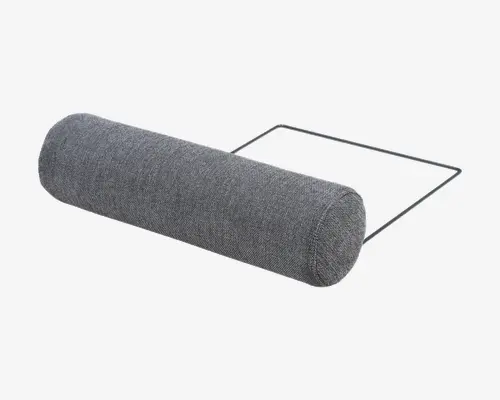 Cylindrisk pude med gråt stofbetræk, fastgjort til en minimalistisk metalramme. Rammen er rektangulær og designet til at støtte puden, sandsynligvis til ergonomisk positionering eller lændestøtte. Stoffet ser tæt vævet ud og giver et glat og moderne udtryk.