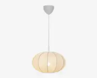 Et hængende lysarmatur med en rund, lanterne-lignende skærm lavet af et gennemsigtigt materiale. Skærmen er cremefarvet og har jævnt fordelte lodrette metalribber, der giver den et segmenteret udseende. Armaturet hænger fra loftet via en lige stang, der er fastgjort til en enkel, kegleformet loftsroset.