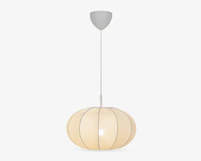 Et hængende lysarmatur med en rund, lanterne-lignende skærm lavet af et gennemsigtigt materiale. Skærmen er cremefarvet og har jævnt fordelte lodrette metalribber, der giver den et segmenteret udseende. Armaturet hænger fra loftet via en lige stang, der er fastgjort til en enkel, kegleformet loftsroset.