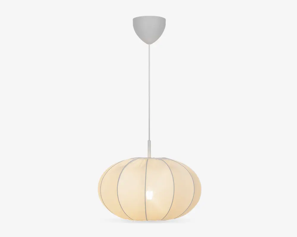 Et hængende lysarmatur med en rund, lanterne-lignende skærm lavet af et gennemsigtigt materiale. Skærmen er cremefarvet og har jævnt fordelte lodrette metalribber, der giver den et segmenteret udseende. Armaturet hænger fra loftet via en lige stang, der er fastgjort til en enkel, kegleformet loftsroset.