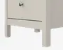 Nærbillede af den nederste del af et møbel med en glat, lysebeige overflade. Det har lige, solide ben og en skuffe med en rund, metalfarvet knop. Designet er minimalistisk og moderne med rene linjer og en lille åbning under skuffen, som gør det nemt at rengøre eller opbevare ting.