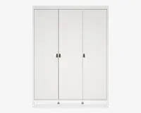 Et stort, moderne garderobeskab med et rent og minimalistisk design. Skabet har tre høje låger med enkle, mørke metalhåndtag placeret lodret midt på hver låge. Overfladen er glat og mat hvid, og skabet står på korte, solide ben. Det samlede udtryk er stilrent og moderne, hvilket gør det velegnet til mange forskellige soveværelsesstile.