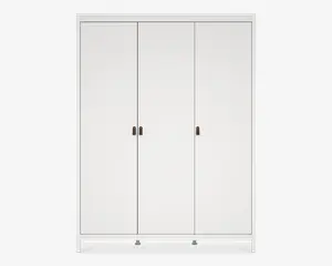 Et stort, moderne garderobeskab med et rent og minimalistisk design. Skabet har tre høje låger med enkle, mørke metalhåndtag placeret lodret midt på hver låge. Overfladen er glat og mat hvid, og skabet står på korte, solide ben. Det samlede udtryk er stilrent og moderne, hvilket gør det velegnet til mange forskellige soveværelsesstile.