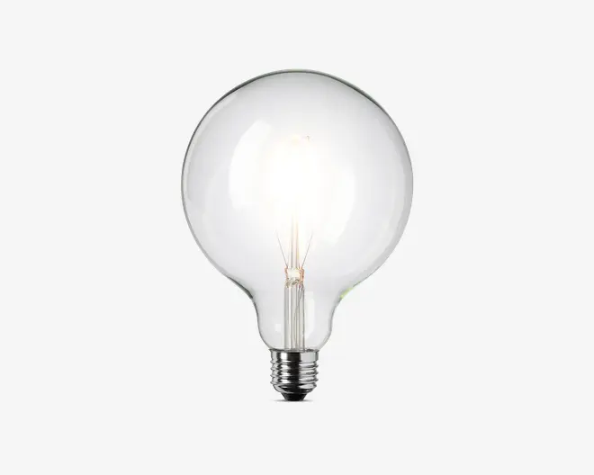 Klar glaspære med stor, rund form og synlig glødetråd indeni. Soklen er af metal med standard skruefatning. Pæren har et minimalistisk, vintage-inspireret design, hvilket gør den velegnet til dekorative lamper.