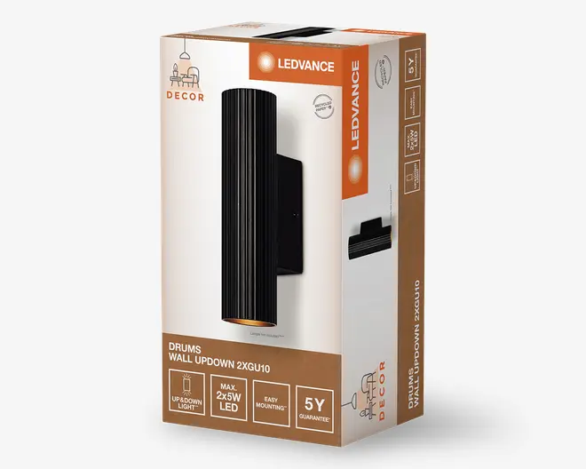 Rektangulær emballage med et sort, lodret rillet cylindrisk væglampearmatur monteret på en firkantet base. Armaturet er designet til op- og nedadrettet belysning, understøtter to GU10 LED-pærer med maksimalt 5W hver, og fremhæves som nem at montere. Æsken fremhæver 5 års garanti og indeholder ikoner for nøglefunktioner som op/ned lys og LED-kompatibilitet.