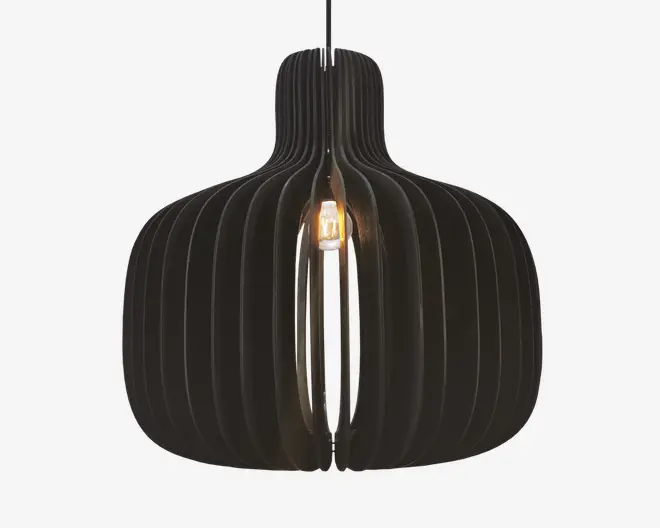 Et moderne pendellampe-armatur med en rund, pæreformet silhuet dannet af flere buede, lodrette sorte lameller. Lamellerne er jævnt fordelt, hvilket giver et åbent og luftigt design, hvor den centrale pære delvist er synlig. Lampen hænger i en enkelt ledning og har et nutidigt, skulpturelt udtryk.