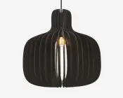 Et moderne pendellampe-armatur med en rund, pæreformet silhuet dannet af flere buede, lodrette sorte lameller. Lamellerne er jævnt fordelt, hvilket giver et åbent og luftigt design, hvor den centrale pære delvist er synlig. Lampen hænger i en enkelt ledning og har et nutidigt, skulpturelt udtryk.