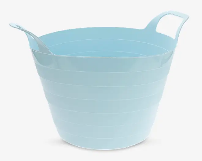 Lys blå, fleksibel plastbalje med rund form og to integrerede håndtag på modsatte sider for nem transport. Baljen har en glat overflade med diskrete vandrette riller, der giver ekstra styrke og greb. Den er rummelig og let, velegnet til at bære eller opbevare forskellige genstande.