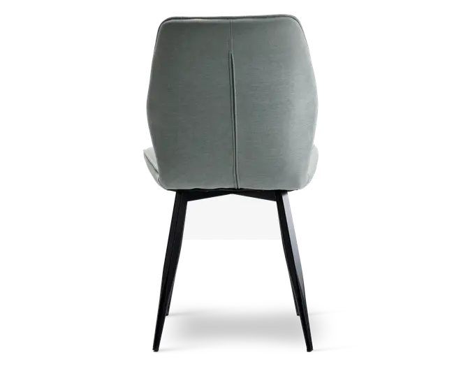 Billedet viser bagsiden af en stol med et glat, lysegråt polstret ryglæn, der har en lodret syning i midten. Stolen har slanke, sorte metalben, der er let udadskrånende for stabilitet. Betrækket ser ud til at være af blødt stof, og designet er moderne og minimalistisk.