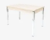 Rektangulært bord med en lys træbordplade og solide, lige ben i sølvfarvet metal. Designet er minimalistisk og moderne med rene linjer og en glat overflade. Bordet fremstår rummeligt og egner sig til forskellige formål som spisning, arbejde eller studier.