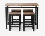 Et rektangulært højt bord med en kraftig, rustik træbordplade og sort metalstel. Sættet inkluderer fire matchende taburetter, hver med firkantet træsæde og sorte metalben. Taburetterne er designet til at passe perfekt ind under bordet, hvilket gør sættet kompakt og pladsbesparende. Træet har en naturlig, let slidt finish, og metalstellet har et mat sort udseende, hvilket giver sættet et industrielt look.