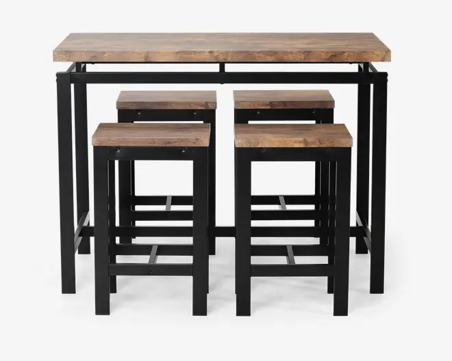 Et rektangulært højt bord med en kraftig, rustik træbordplade og sort metalstel. Sættet inkluderer fire matchende taburetter, hver med firkantet træsæde og sorte metalben. Taburetterne er designet til at passe perfekt ind under bordet, hvilket gør sættet kompakt og pladsbesparende. Træet har en naturlig, let slidt finish, og metalstellet har et mat sort udseende, hvilket giver sættet et industrielt look.